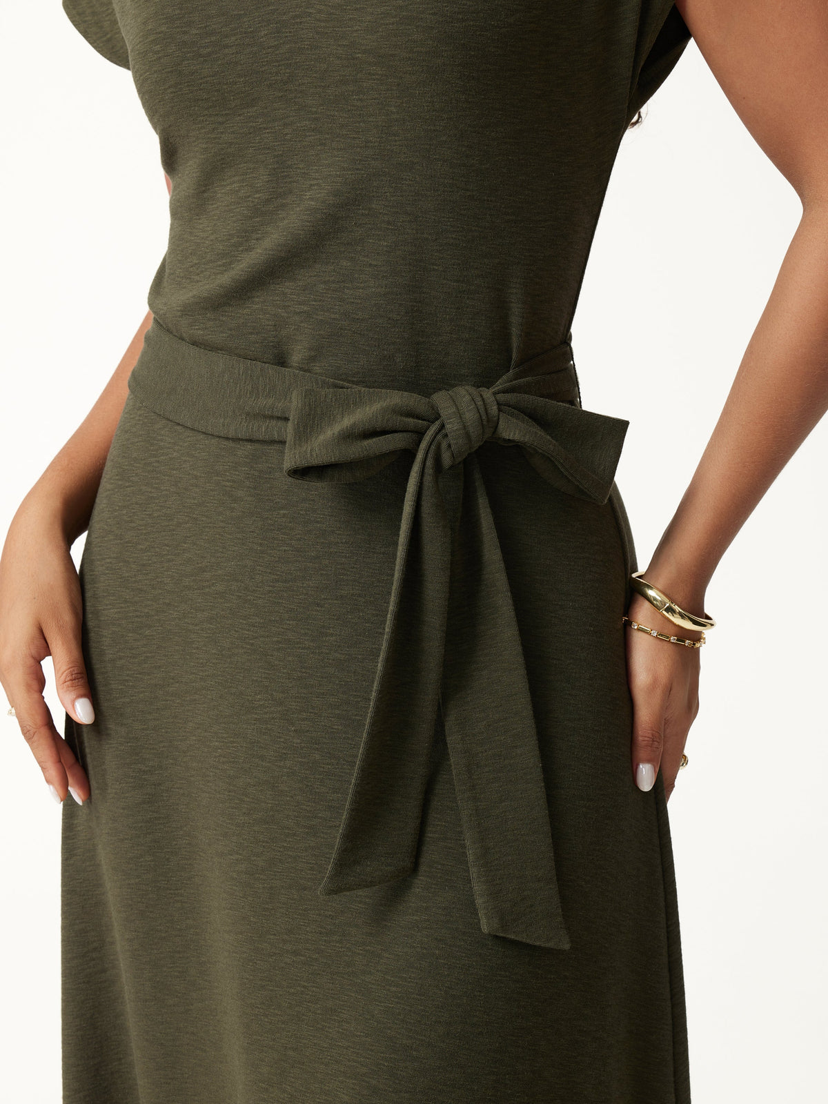 Vestido midi de cuello en V con manga corta y cinturón