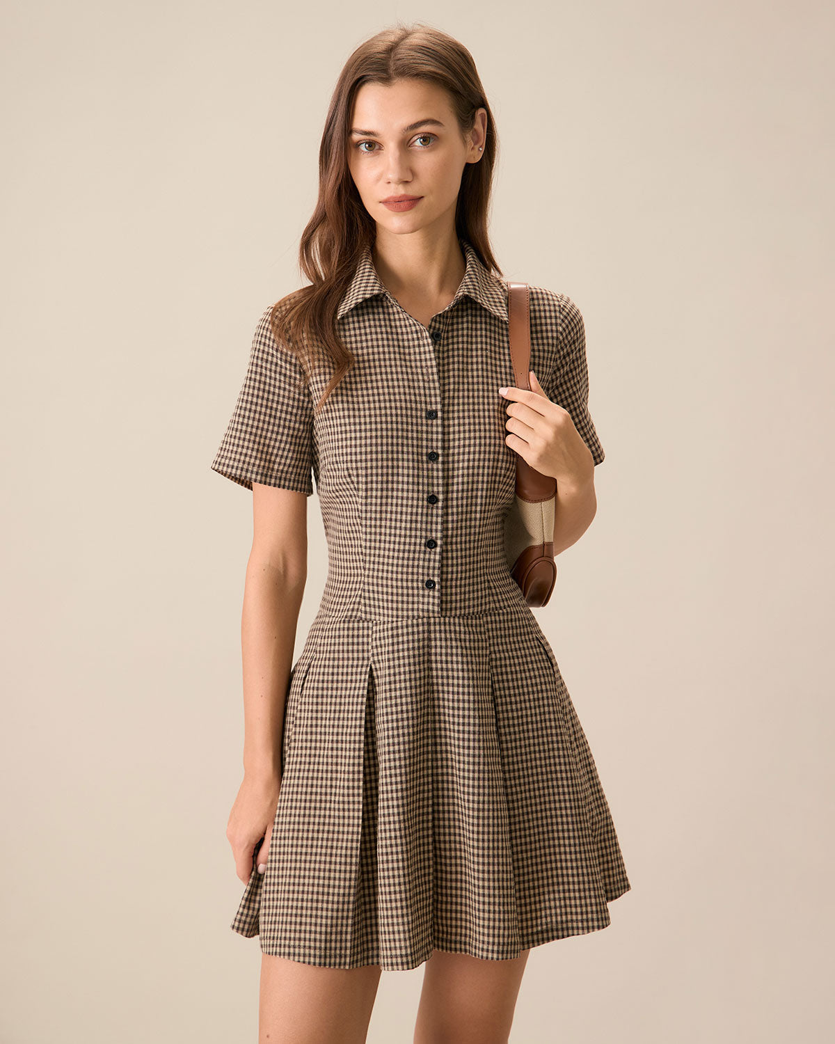 Vestido corto plisado a cuadros marrón con solapas