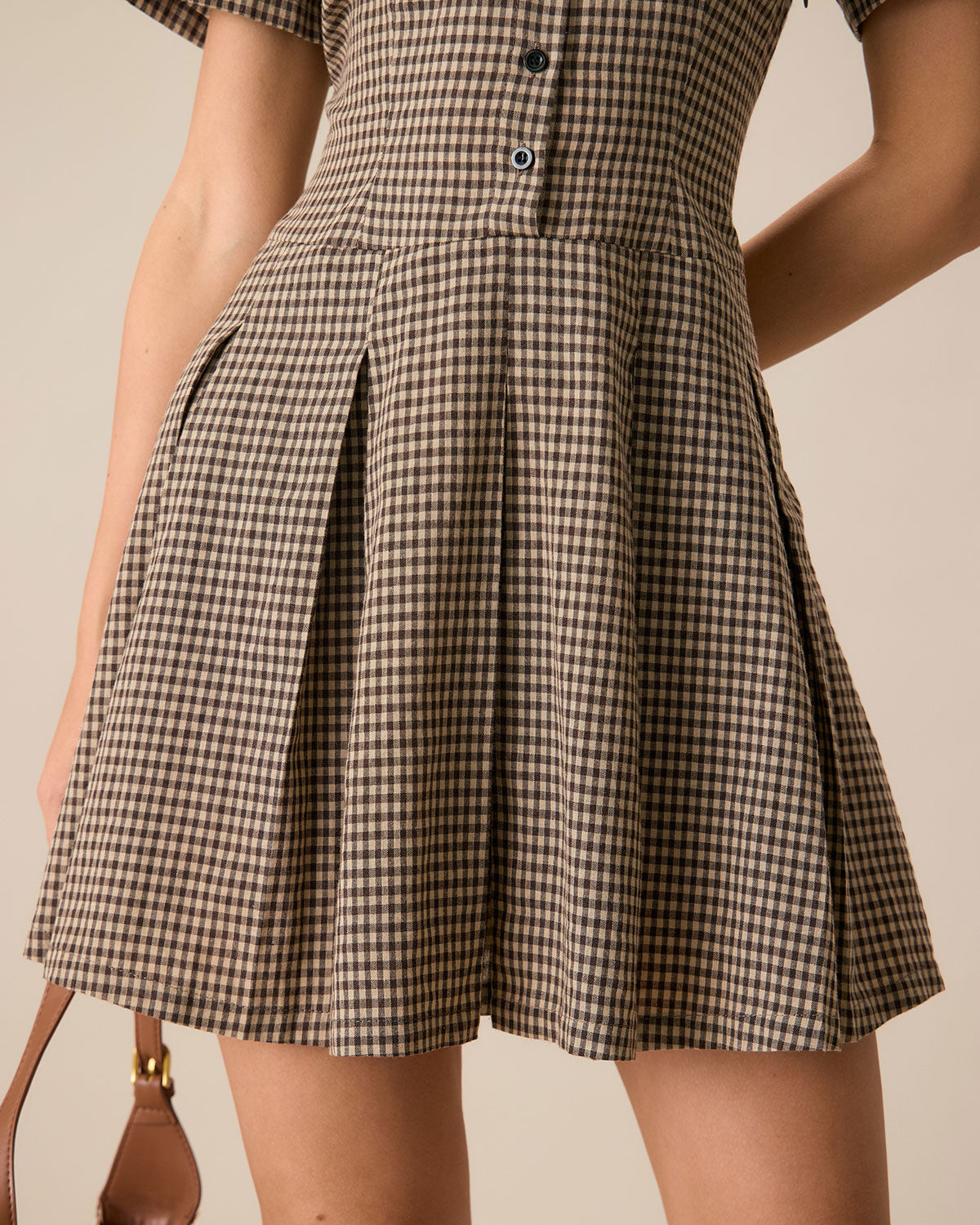 Vestido corto plisado a cuadros marrón con solapas