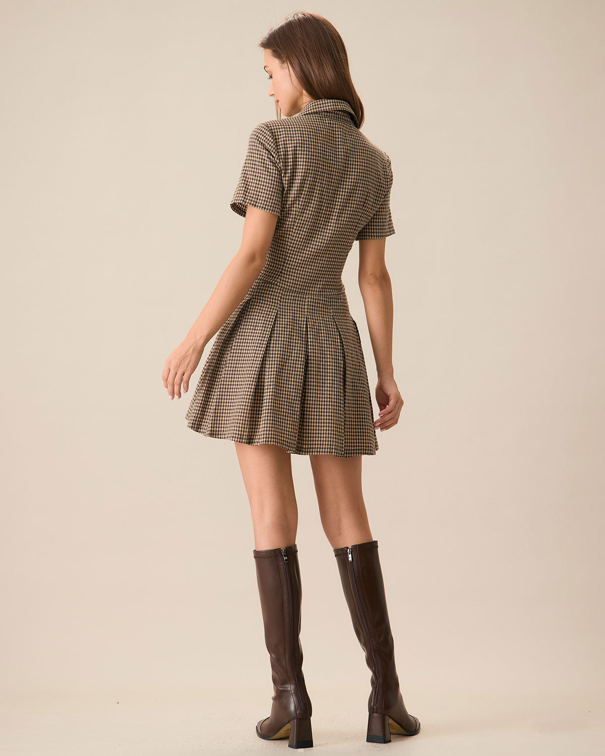 Vestido corto plisado a cuadros marrón con solapas