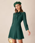 Vestido corto verde con cuello de lazo y tela transparente