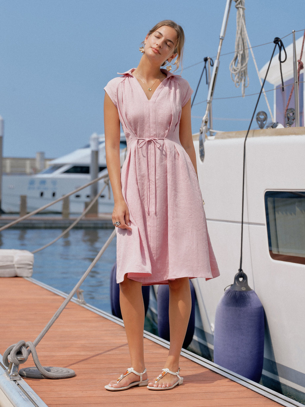Vestido midi de cuello en V con cordón ajustable en la cintura