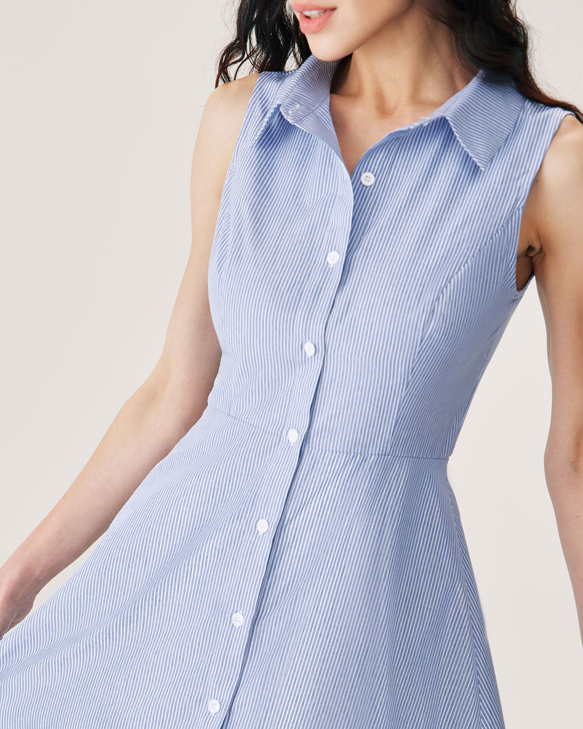 Vestido corto azul a rayas con botones