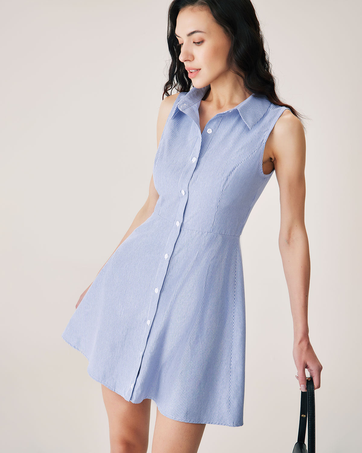 Vestido corto azul a rayas con botones