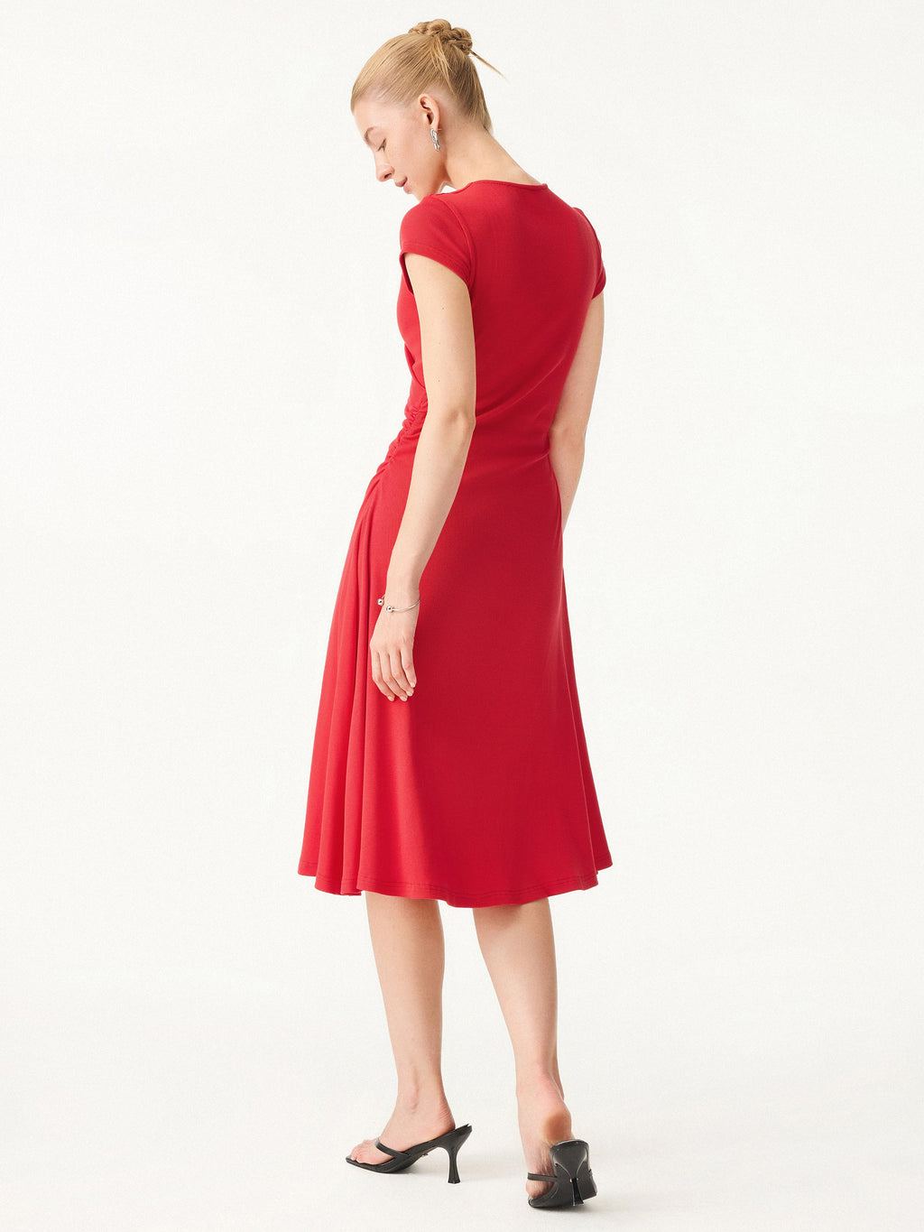 Vestido midi cruzado de cuello en V con mangas cortas