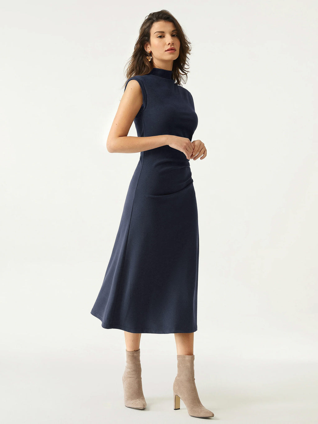 Vestido midi de cuello alto con pinzas