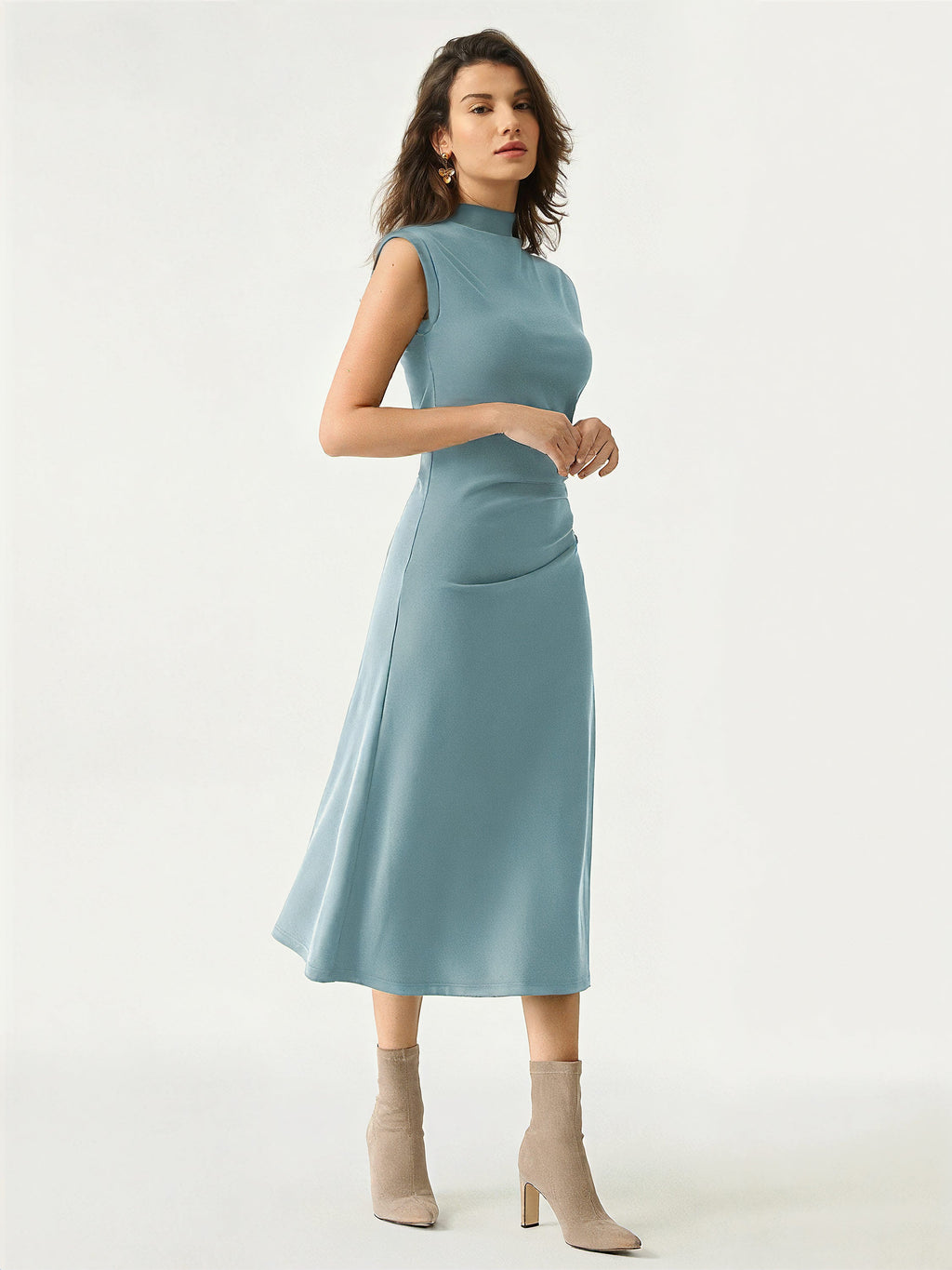 Vestido midi de cuello alto con pinzas