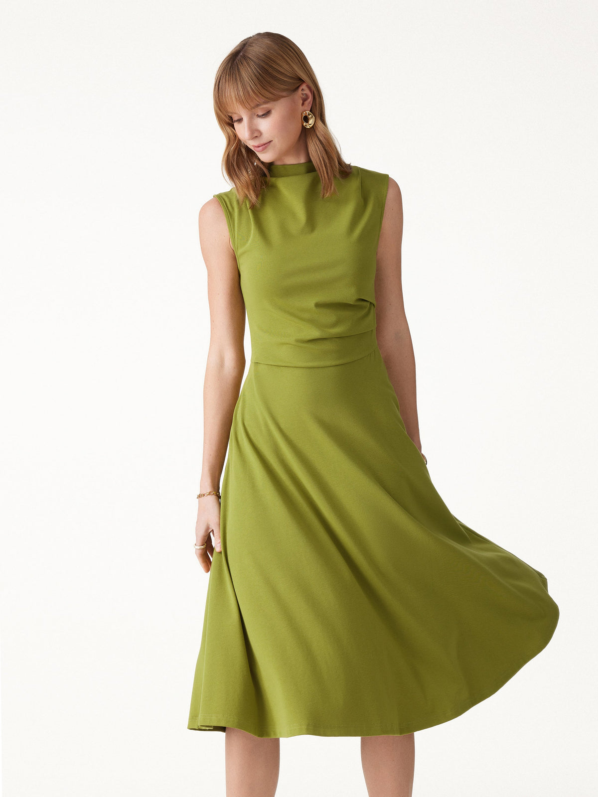 Vestido midi de cuello alto sin mangas con pinzas