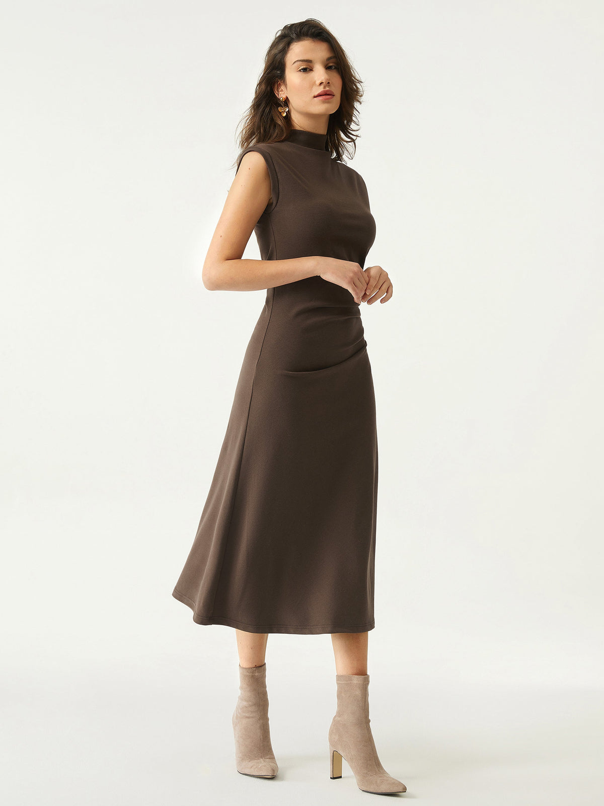 Vestido midi de cuello alto con pinzas