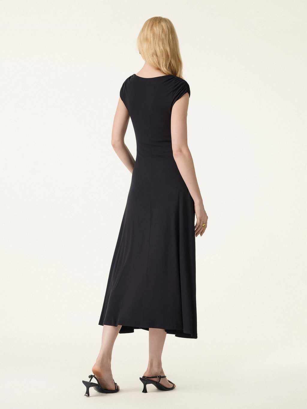 Vestido brami midi de cuello cuadrado fruncido con mangas casquillo