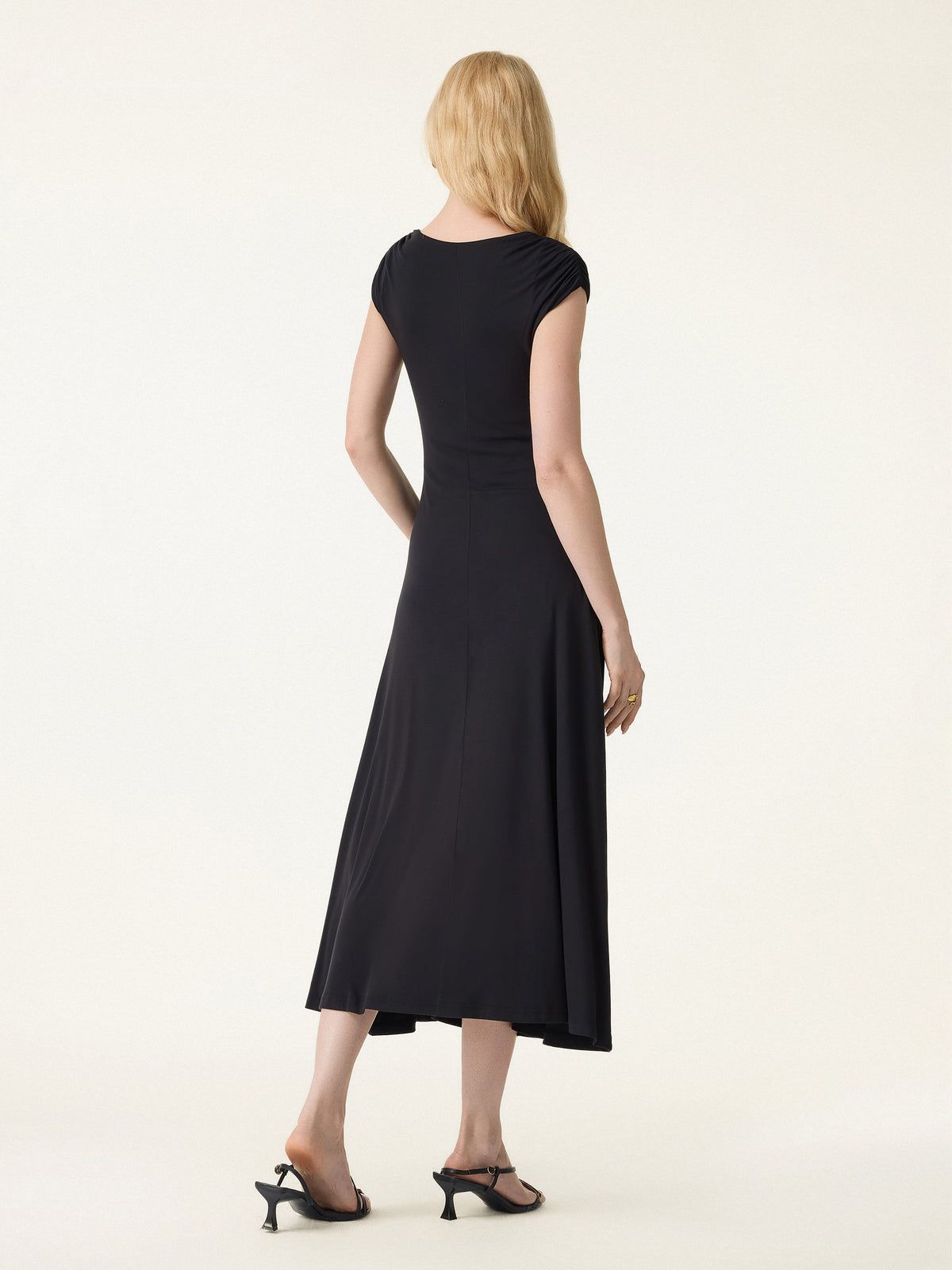 Vestido brami midi de cuello cuadrado fruncido con mangas casquillo