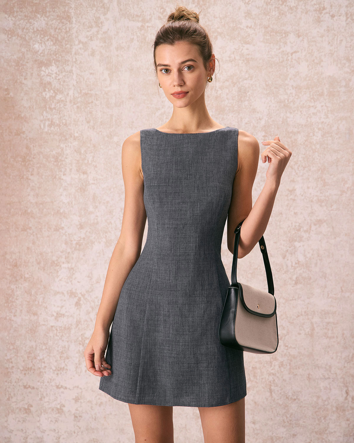 Vestido corto gris sin mangas con cuello barco