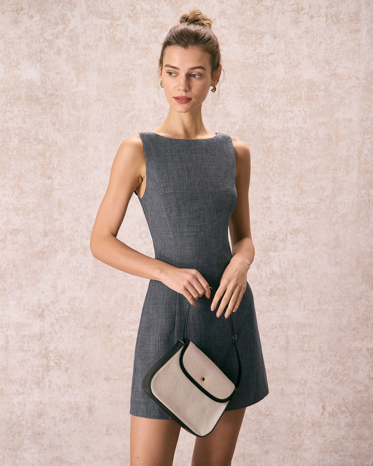 Vestido corto gris sin mangas con cuello barco