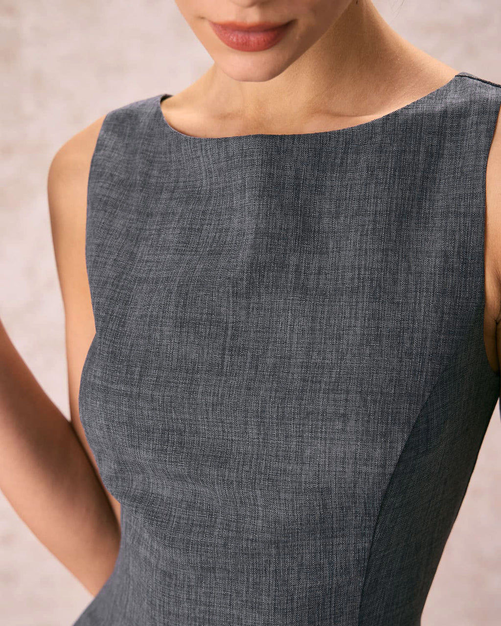 Vestido corto gris sin mangas con cuello barco
