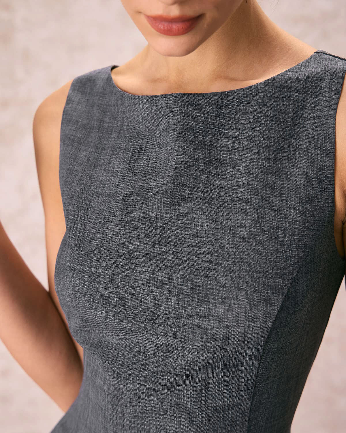Vestido corto gris sin mangas con cuello barco