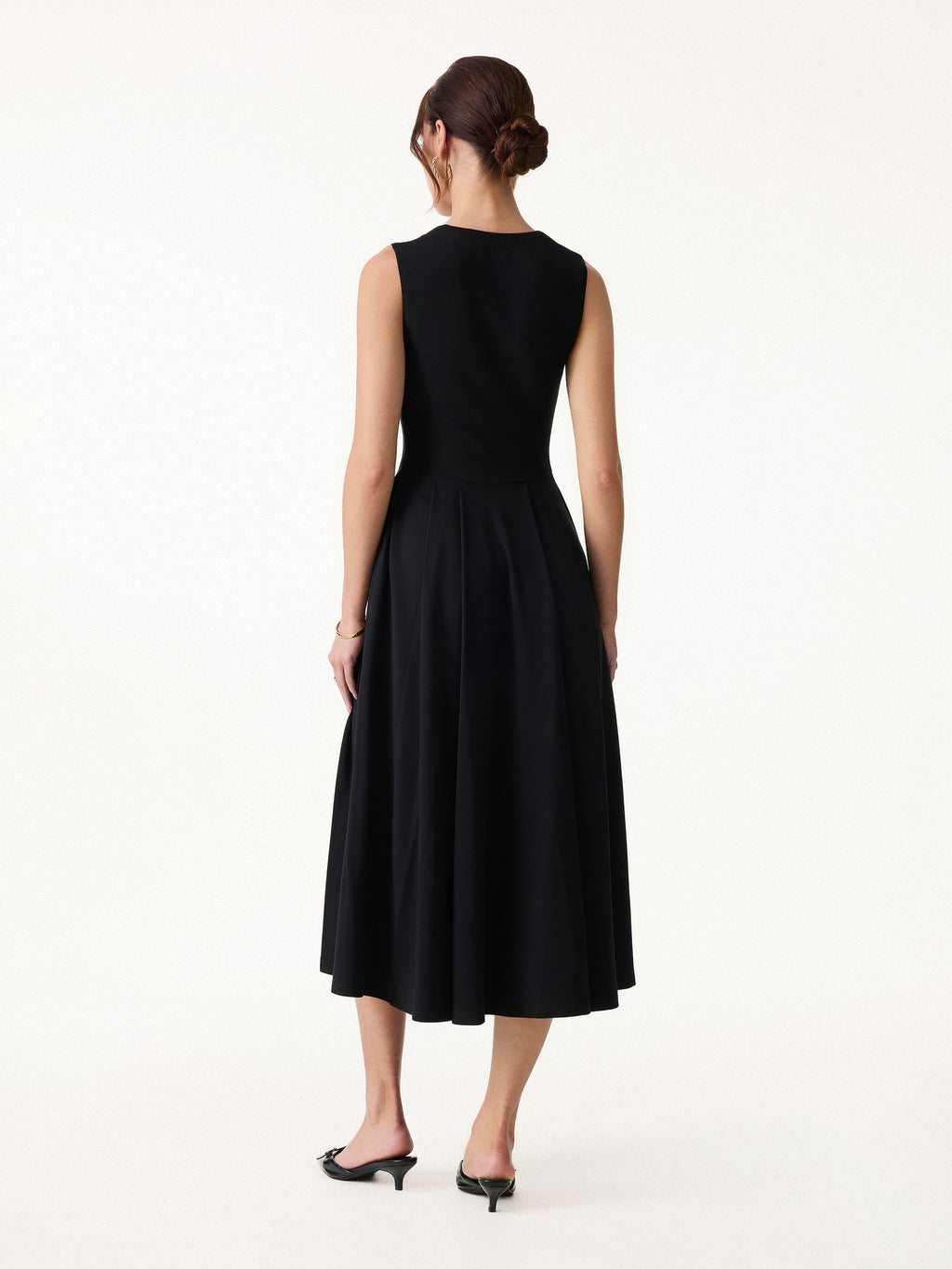 Vestido midi negro brami de cuello cuadrado
