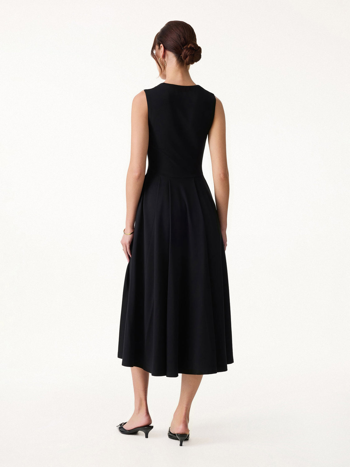 Vestido midi negro brami de cuello cuadrado