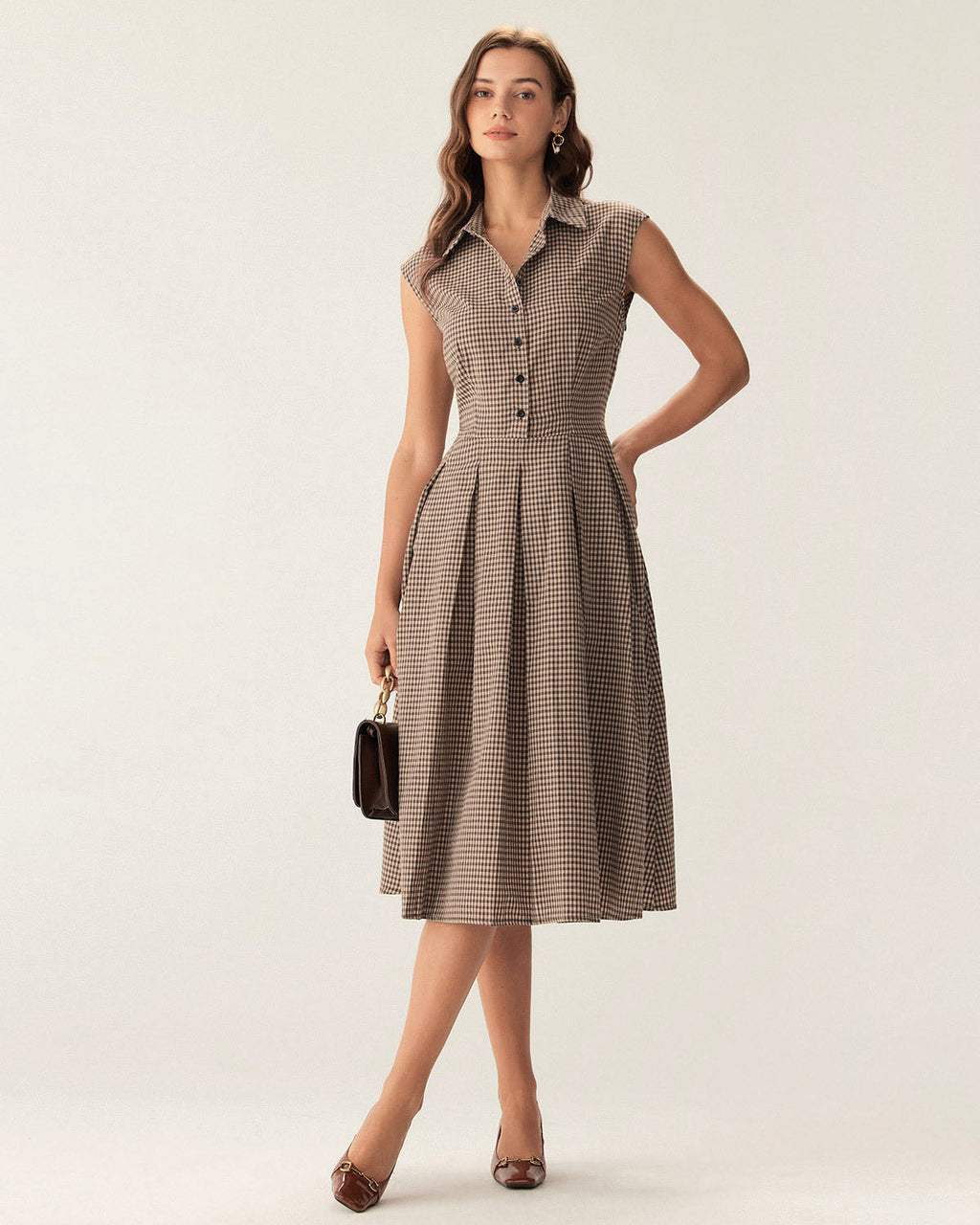 Vestido midi plisado a cuadros marrón con botones