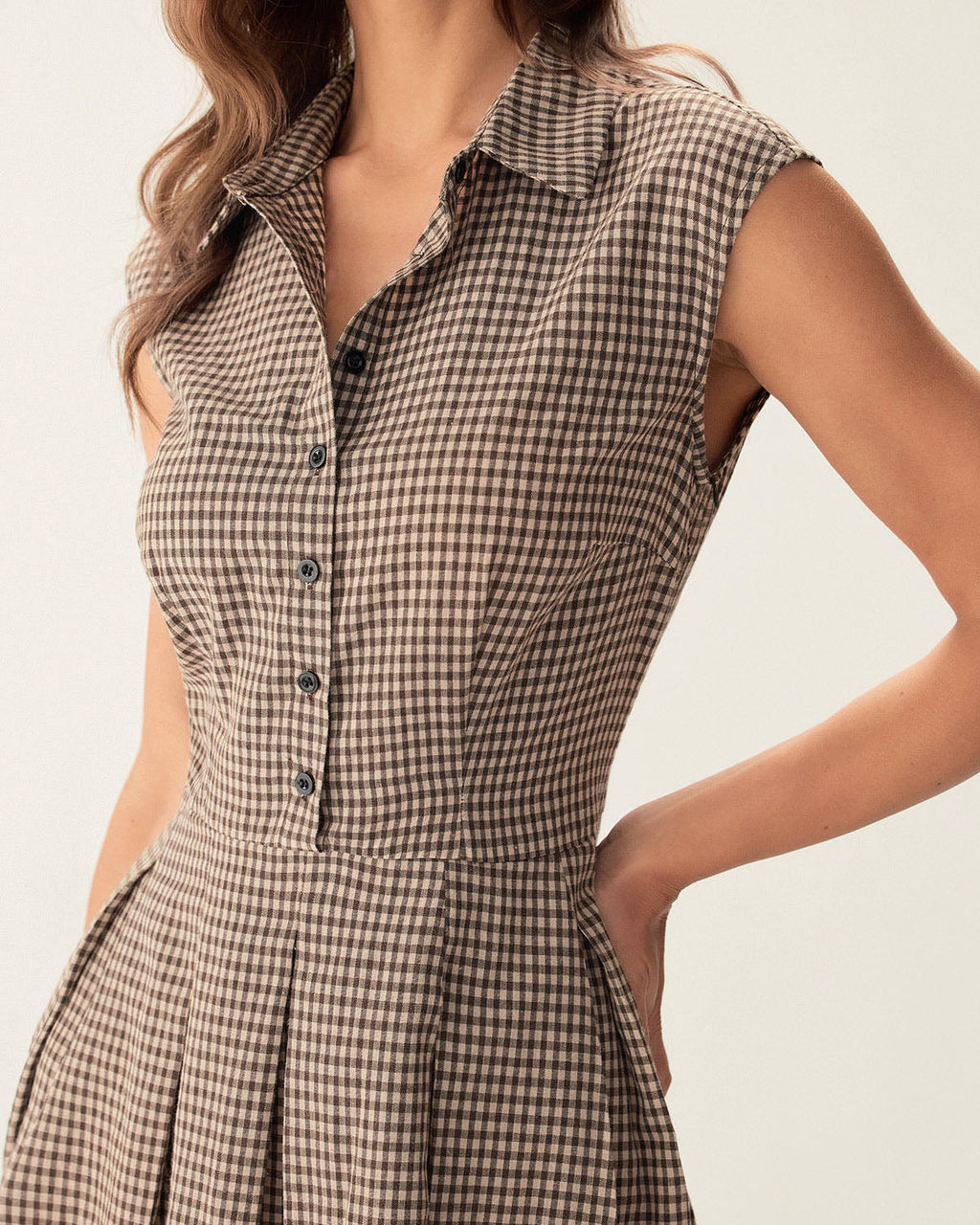 Vestido midi plisado a cuadros marrón con botones