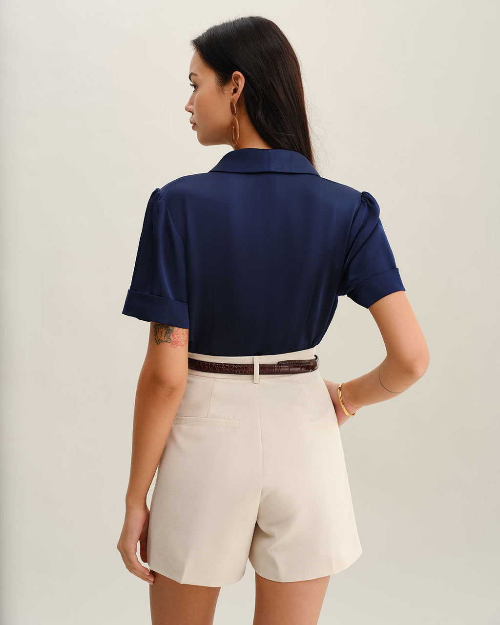 Blusa de satén azul marino con botones