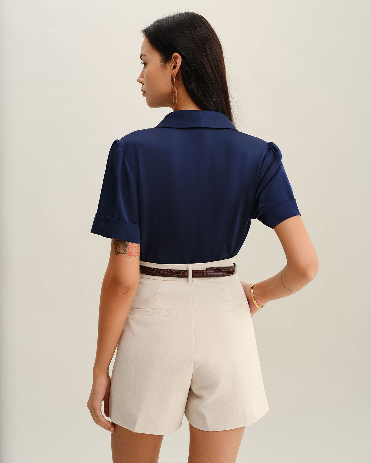 Blusa de satén azul marino con botones