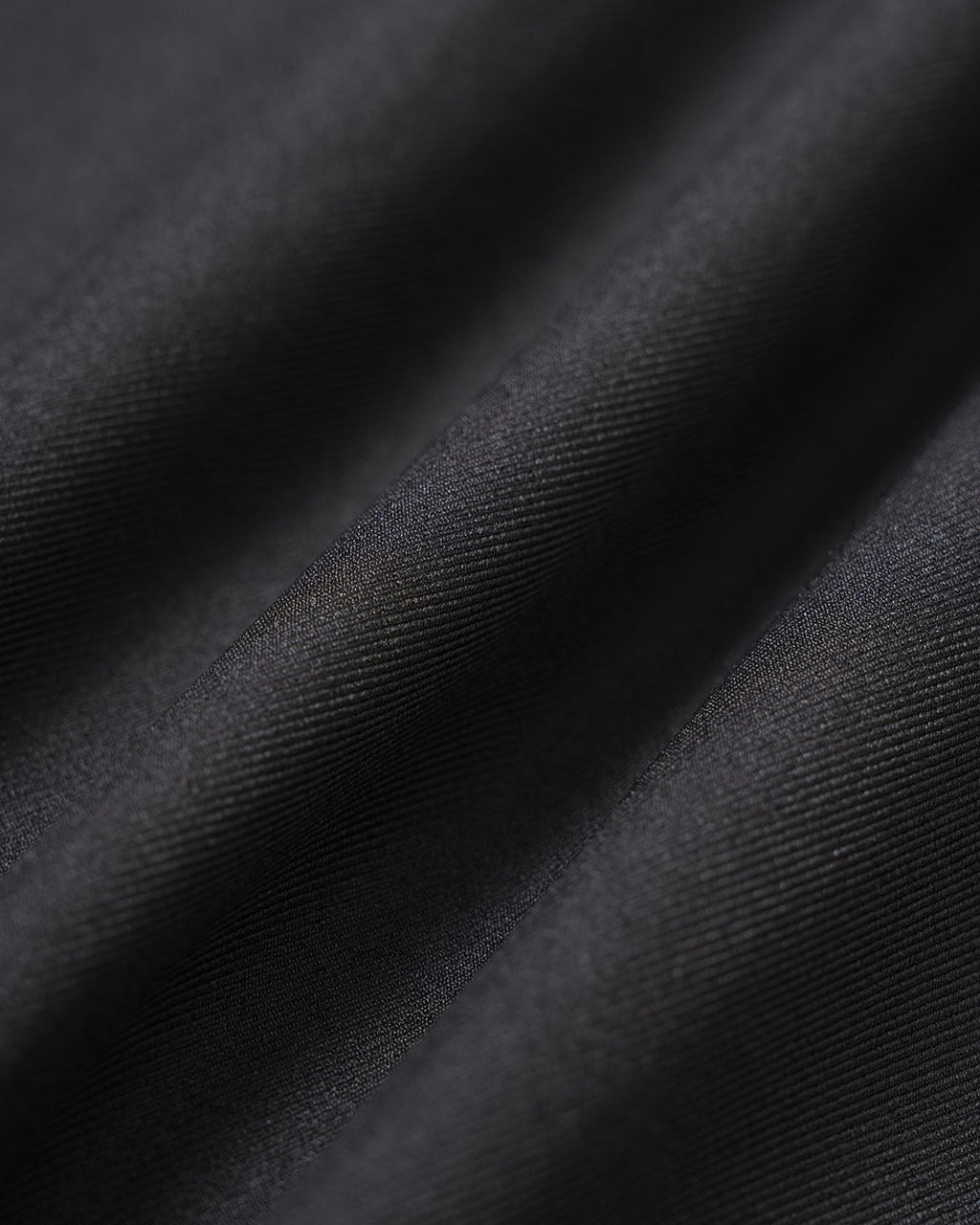 Vestido midi negro con cinturón de silueta en A