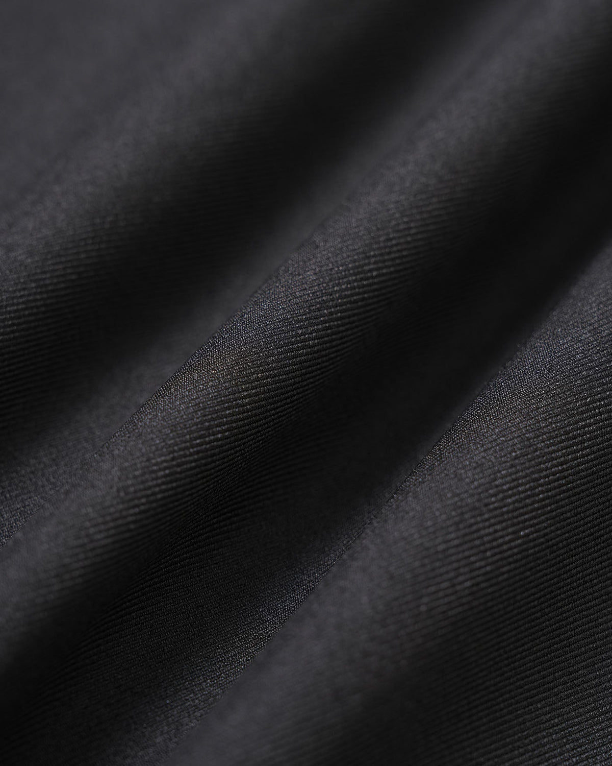 Vestido midi negro con cinturón de silueta en A