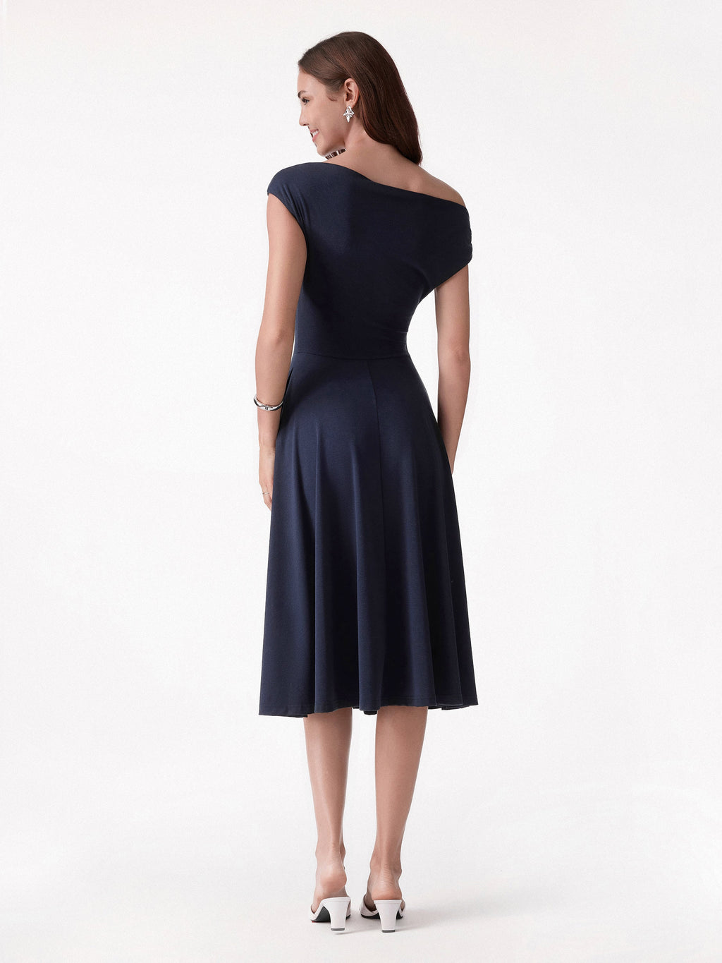 Vestido brami midi de hombro asimétrico con bolsillos