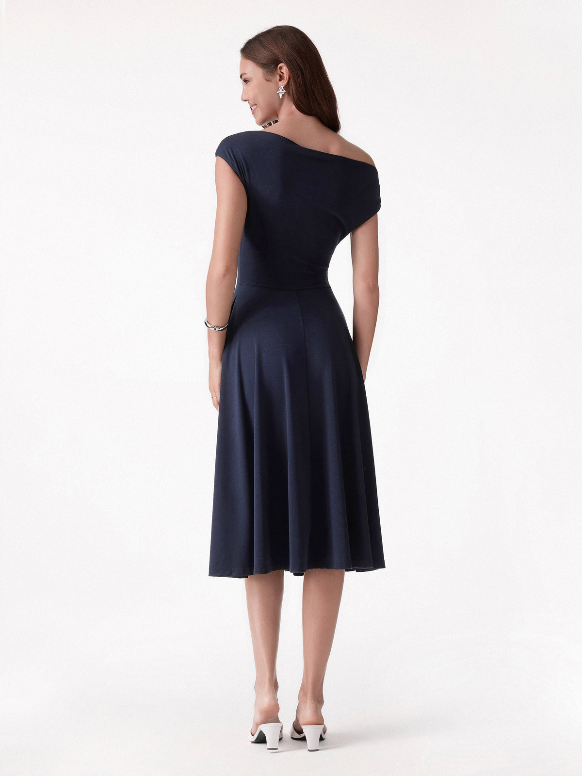 Vestido brami midi de hombro asimétrico con bolsillos
