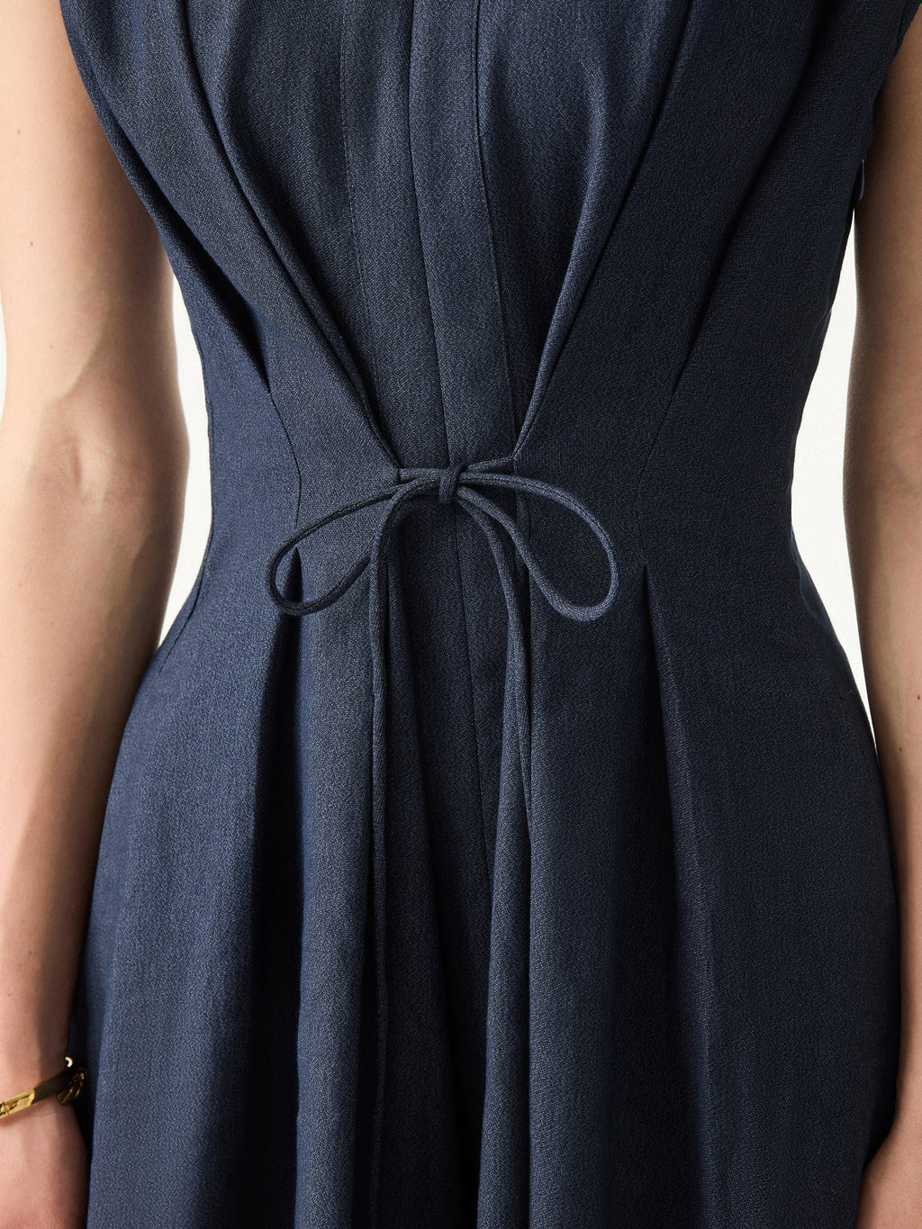 Vestido midi de viscosa y lino con cuello en V y cordón