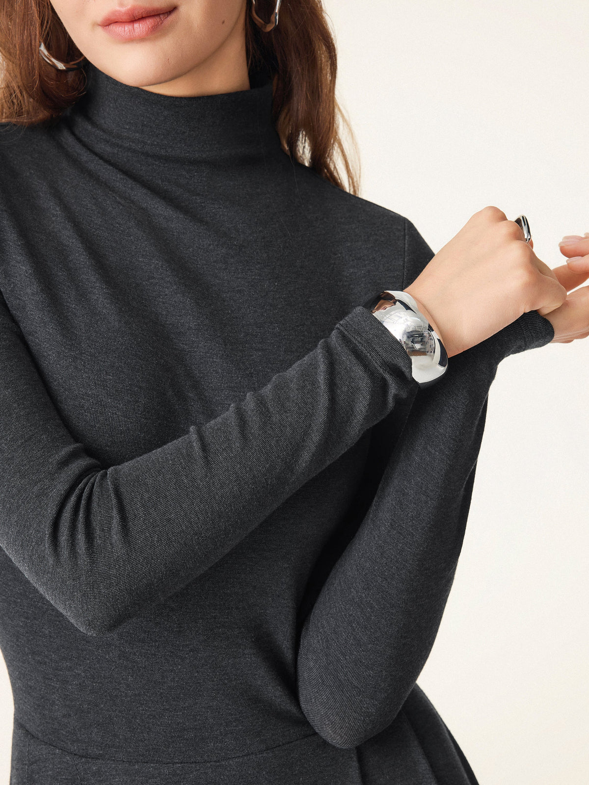 Vestido brami midi de cuello alto plisado con bolsillos