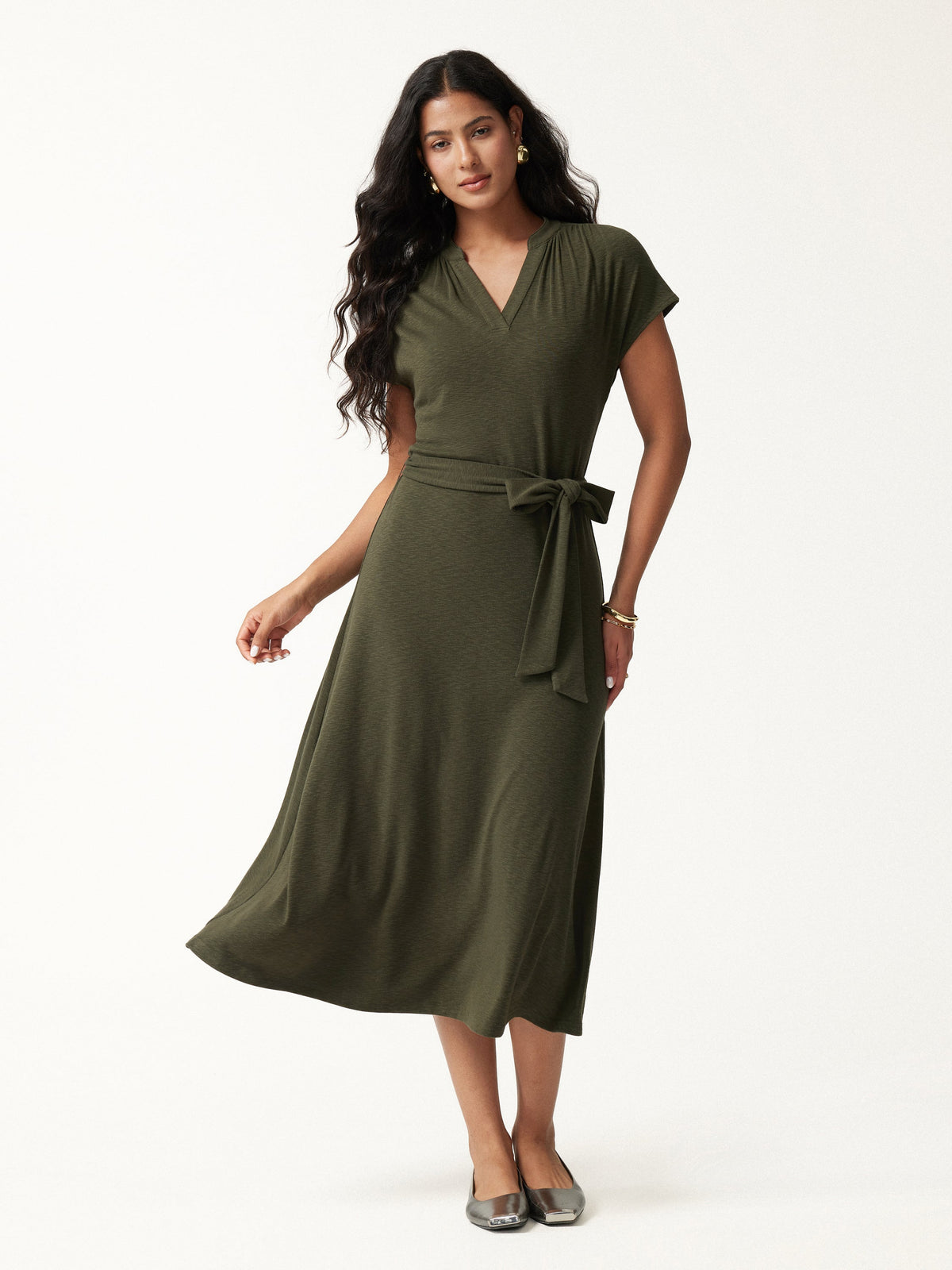 Vestido midi de cuello en V con manga corta y cinturón
