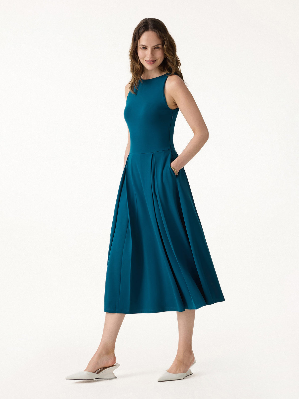 Vestido brami midi plisado de cuello barco con bolsillos