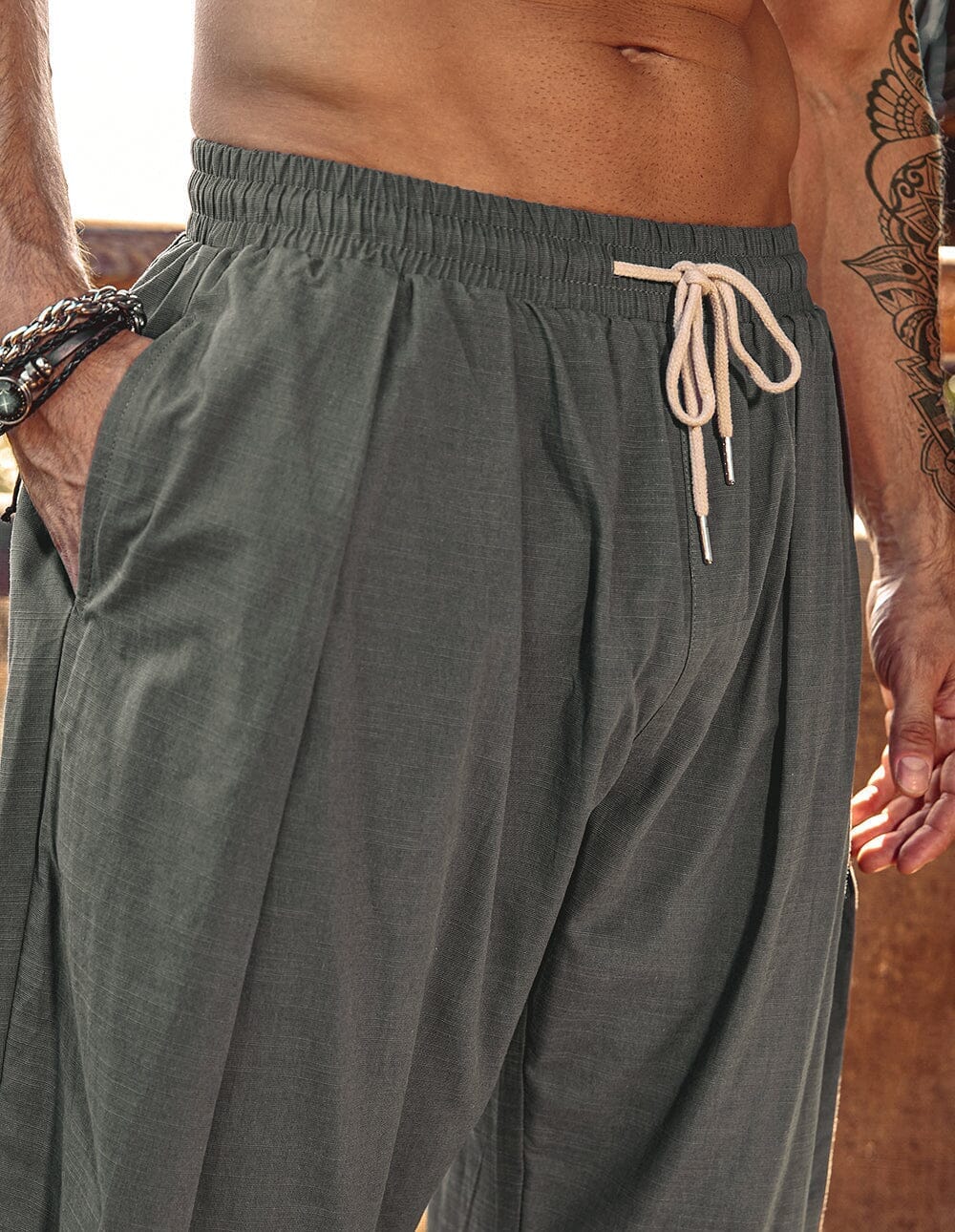 Pantalón harem holgado con bolsillos
