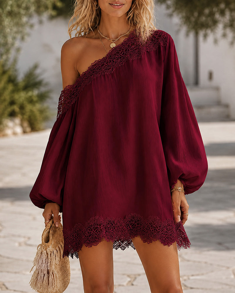 Vestido corto de un hombro con encaje y manga farol