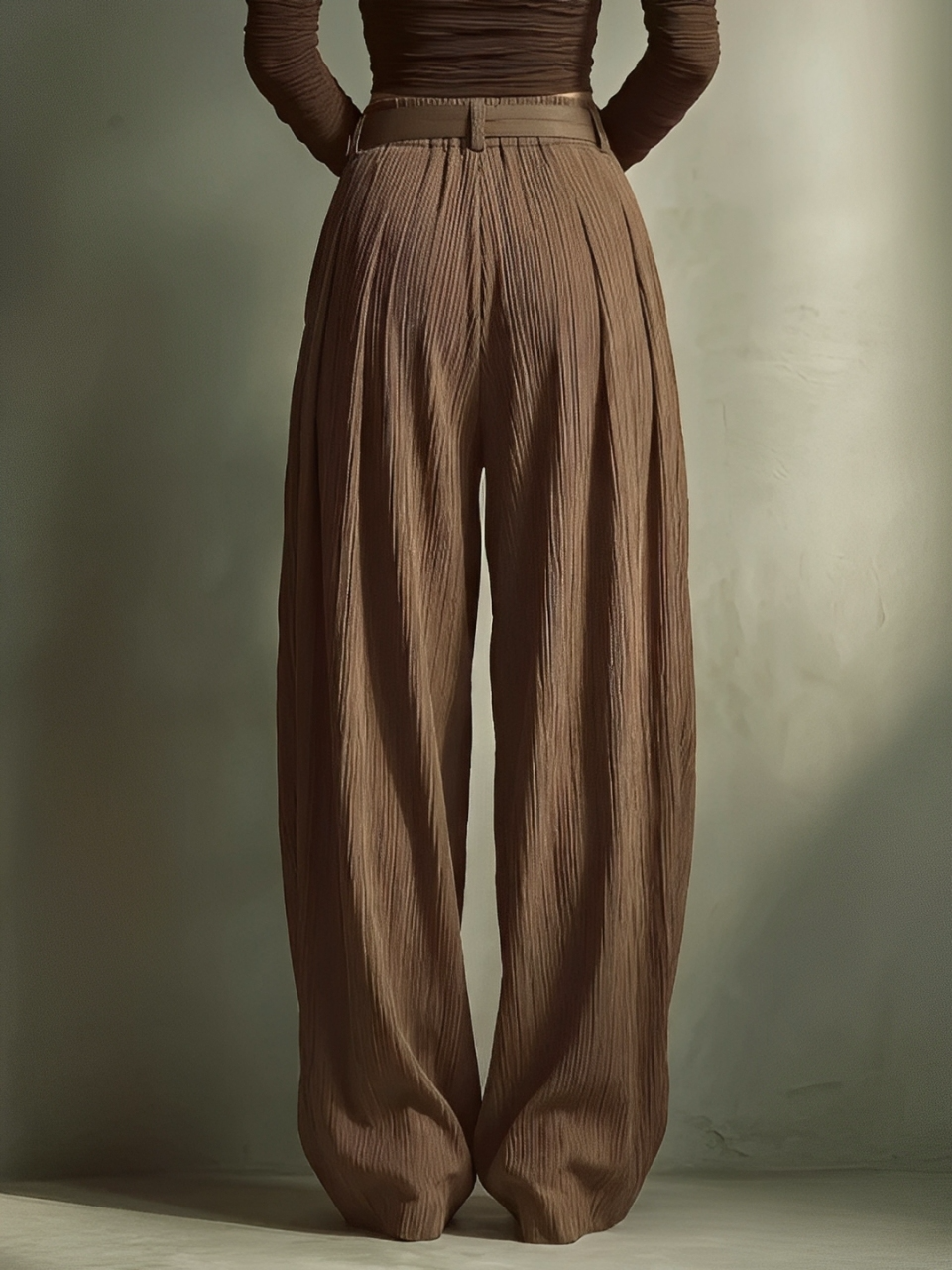 Pantalón ancho marrón oscuro de talle alto