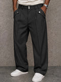 Pantalón moderno con detalle de botón