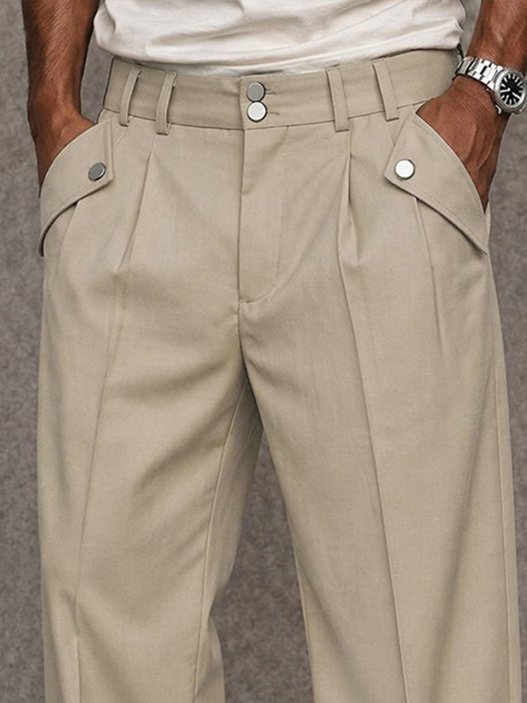 Pantalón moderno con detalle de botón