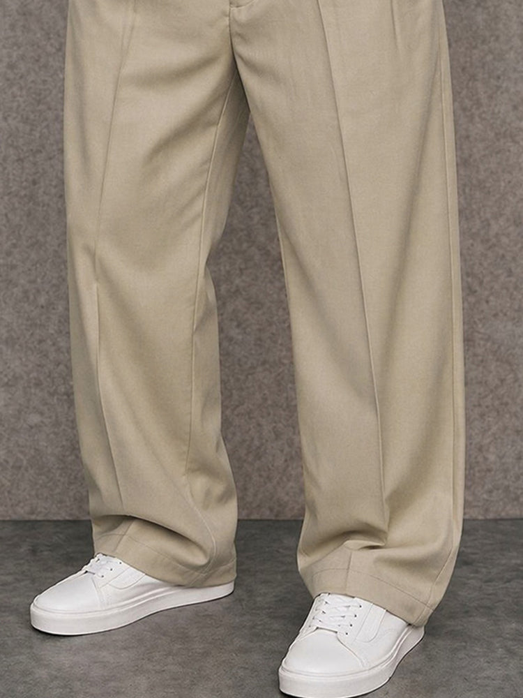 Pantalón moderno con detalle de botón
