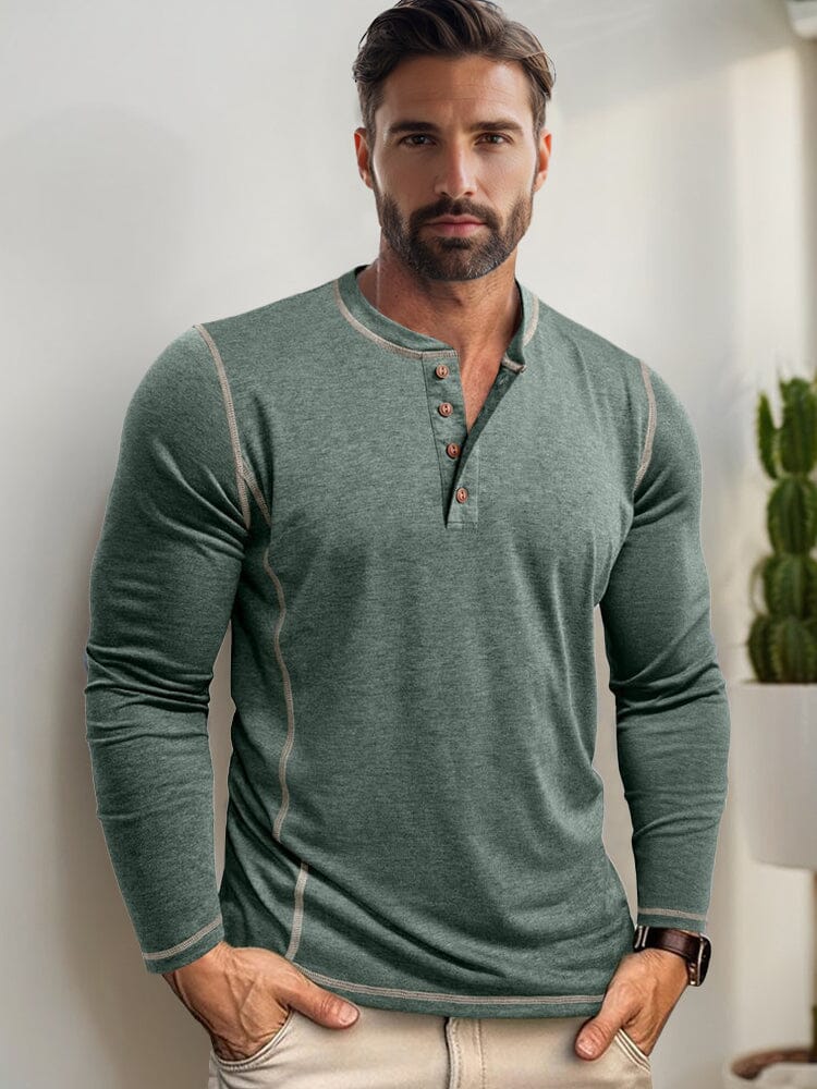 Camisa cómoda y versátil con costuras de contraste