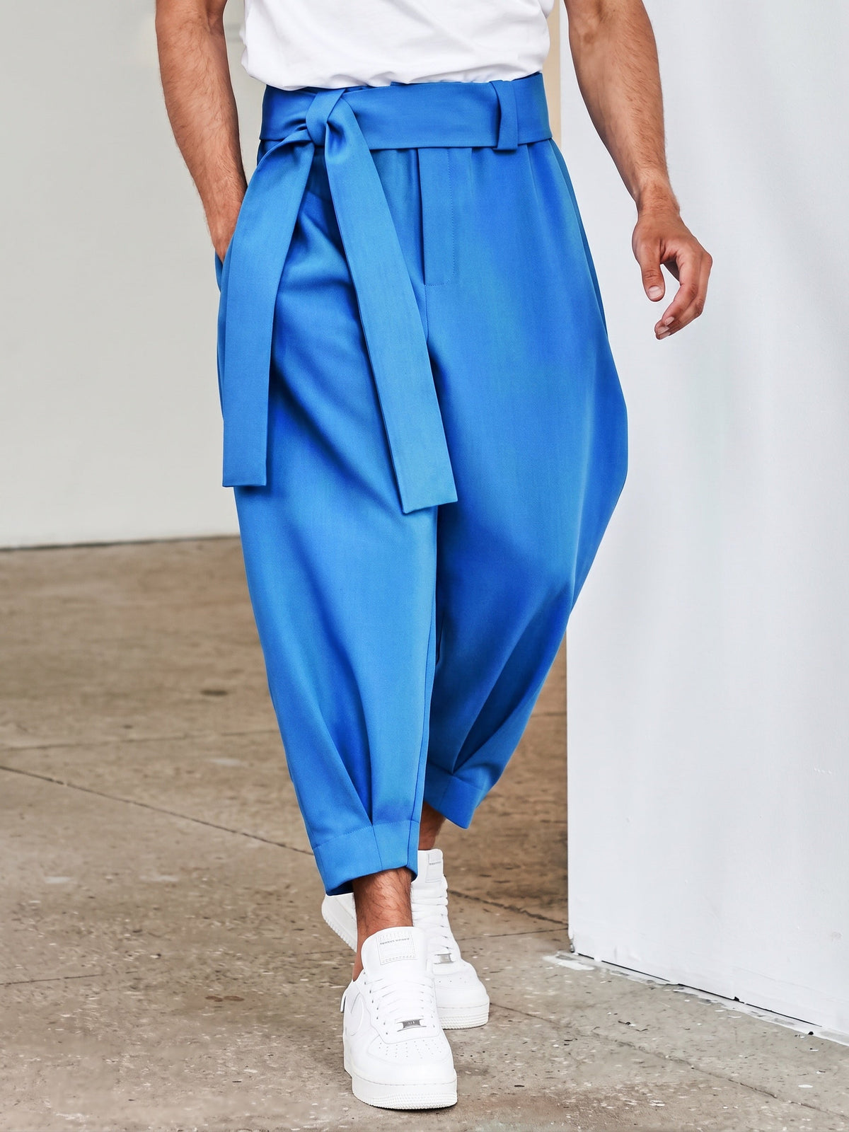 Pantalón harem cropped plisado con cinturón