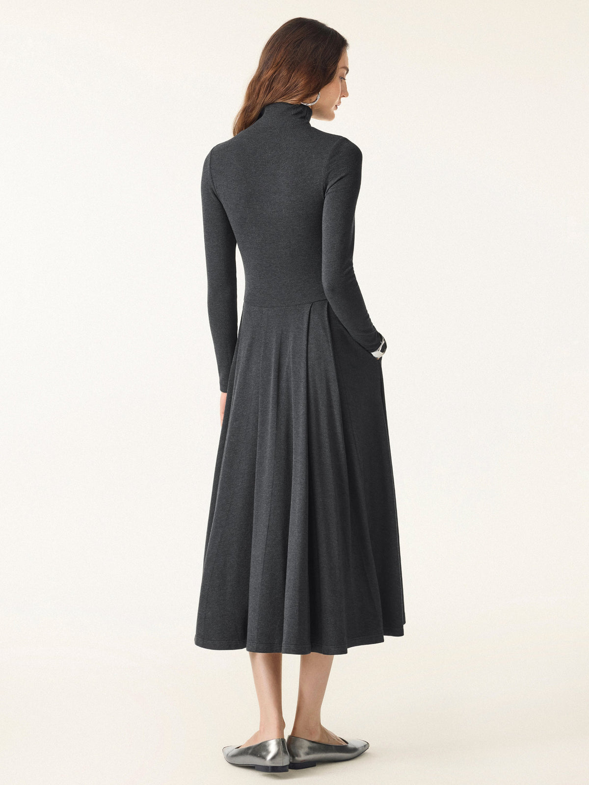 Vestido brami midi de cuello alto plisado con bolsillos