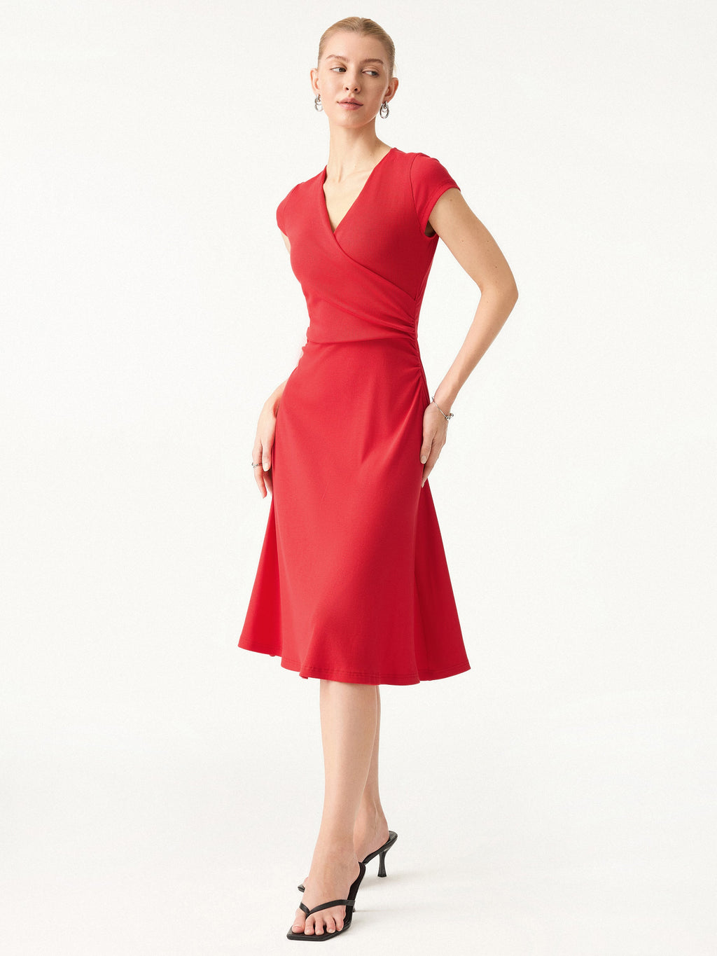 Vestido midi cruzado de cuello en V con mangas cortas