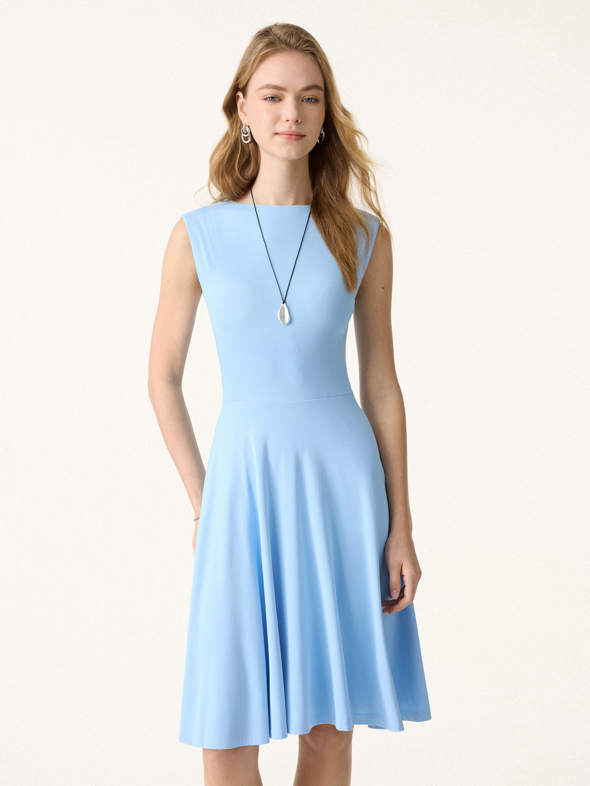 Vestido brami mini de cuello barco y hombros anchos con bolsillos