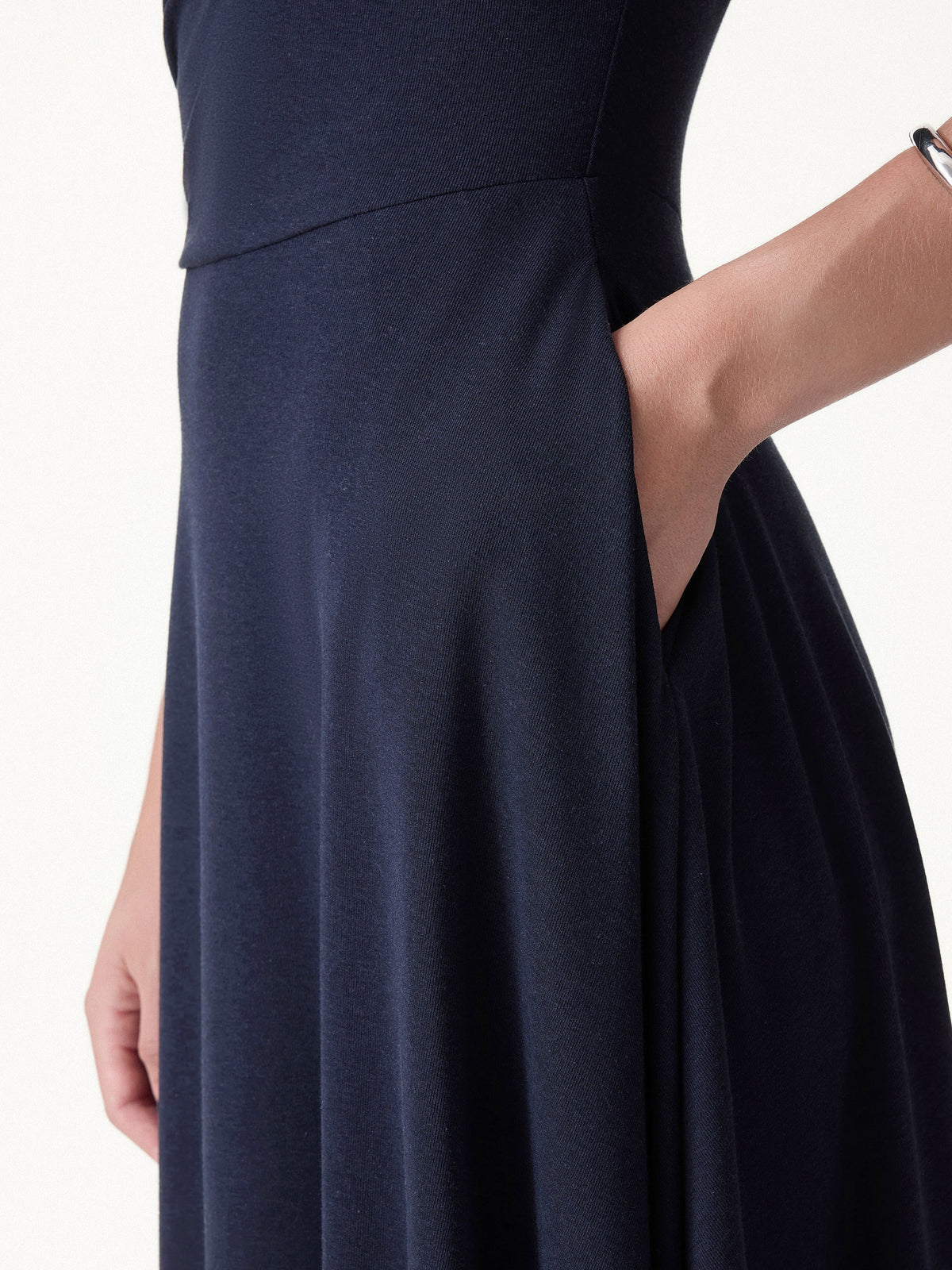 Vestido brami midi de hombro asimétrico con bolsillos