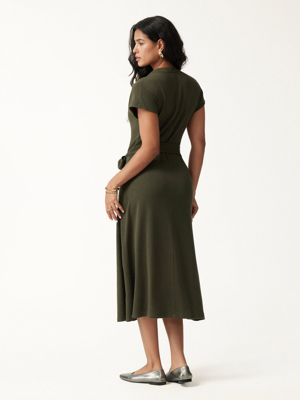 Vestido midi de cuello en V con manga corta y cinturón
