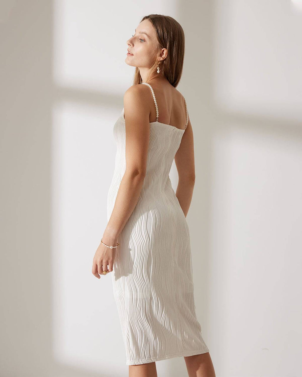 Vestido de tirantes con textura de ondas de agua