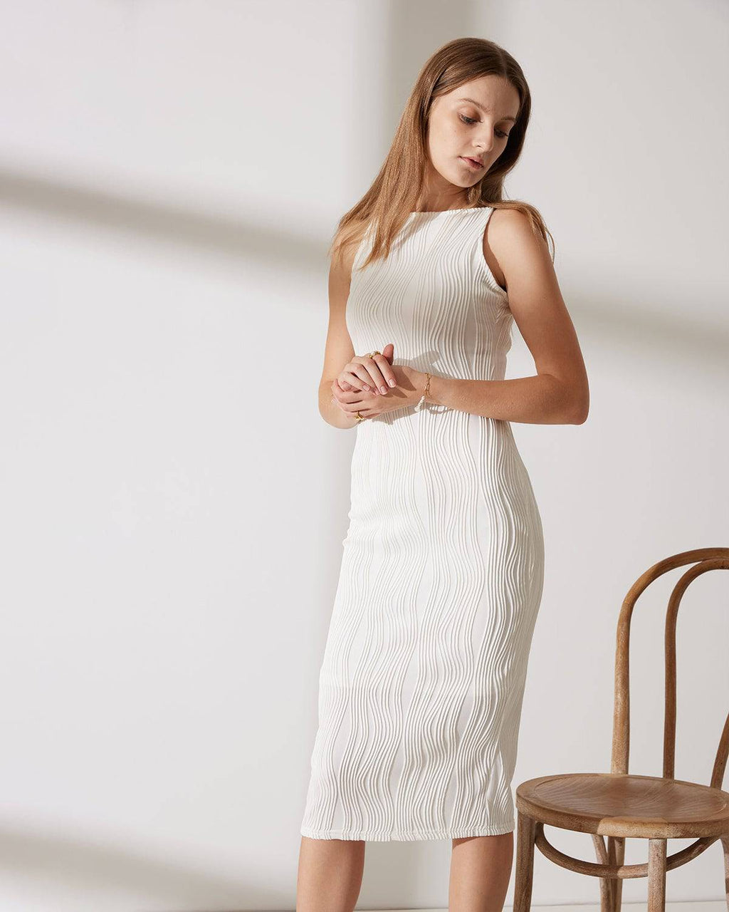 Vestido de tirantes con textura de ondas de agua