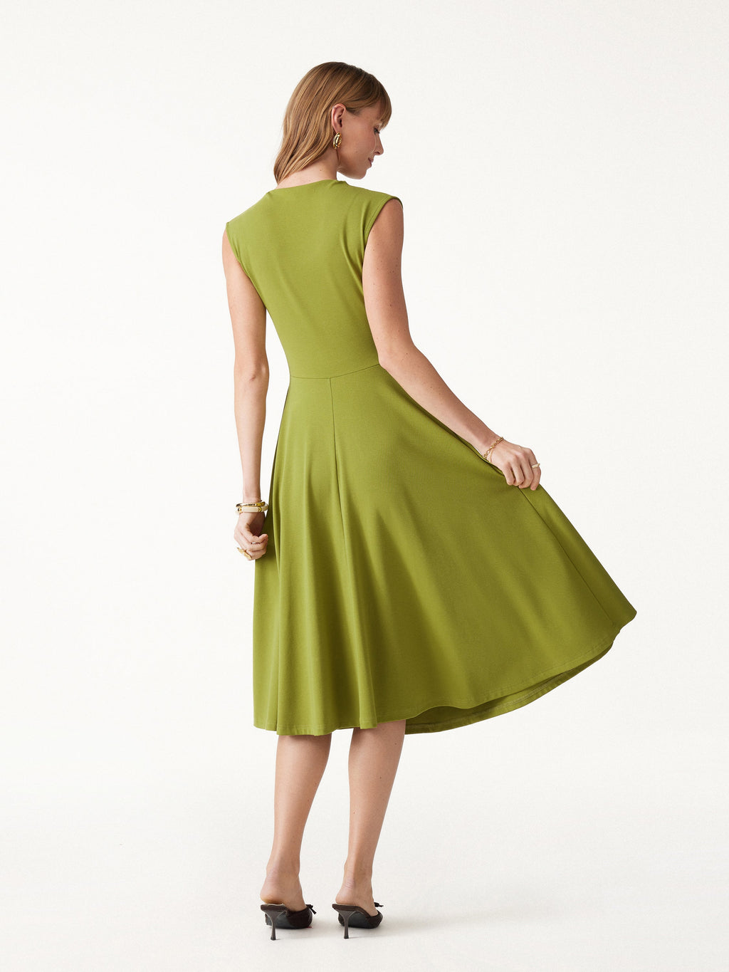 Vestido midi de cuello alto sin mangas con pinzas