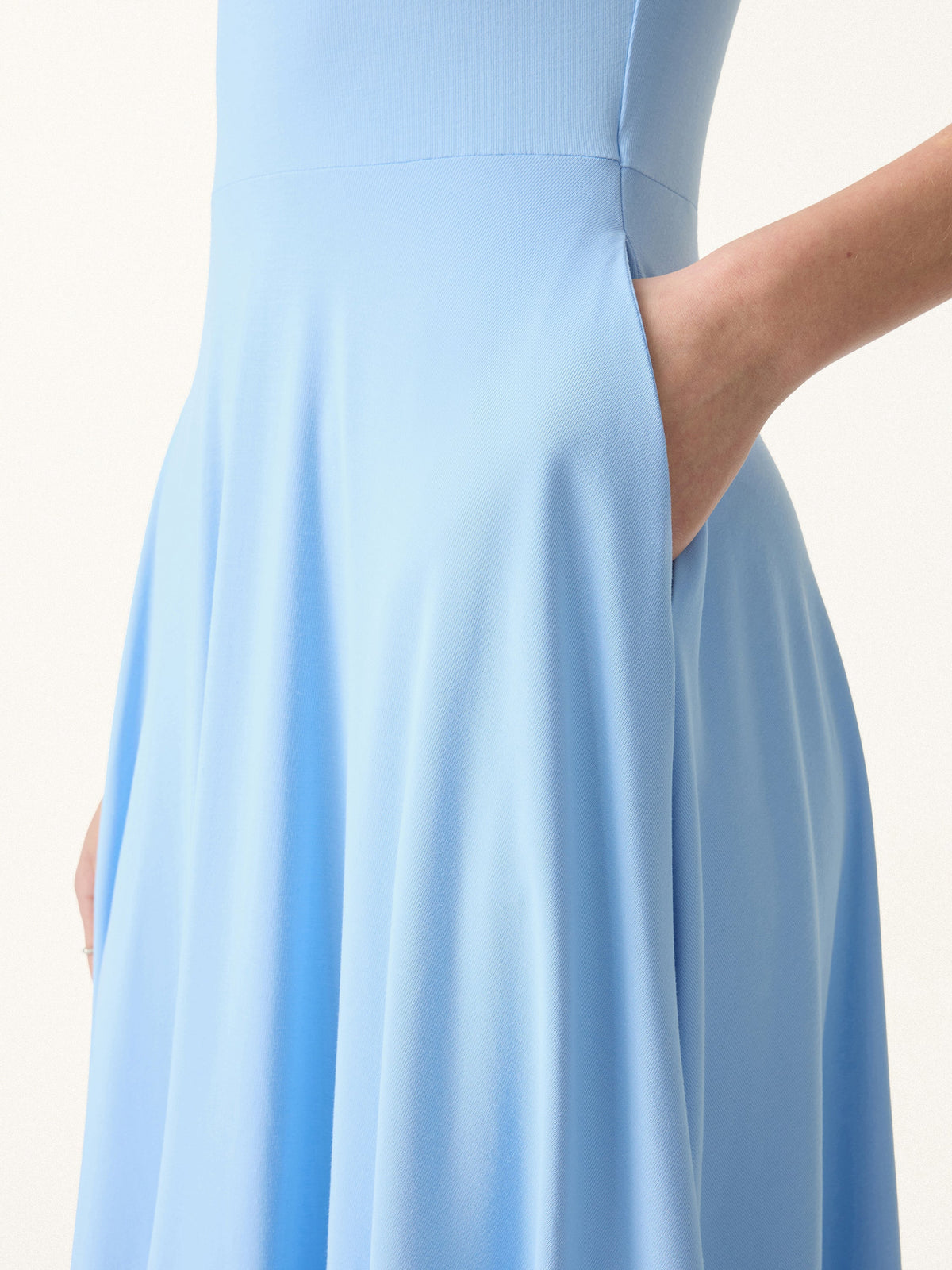 Vestido brami mini de cuello barco y hombros anchos con bolsillos